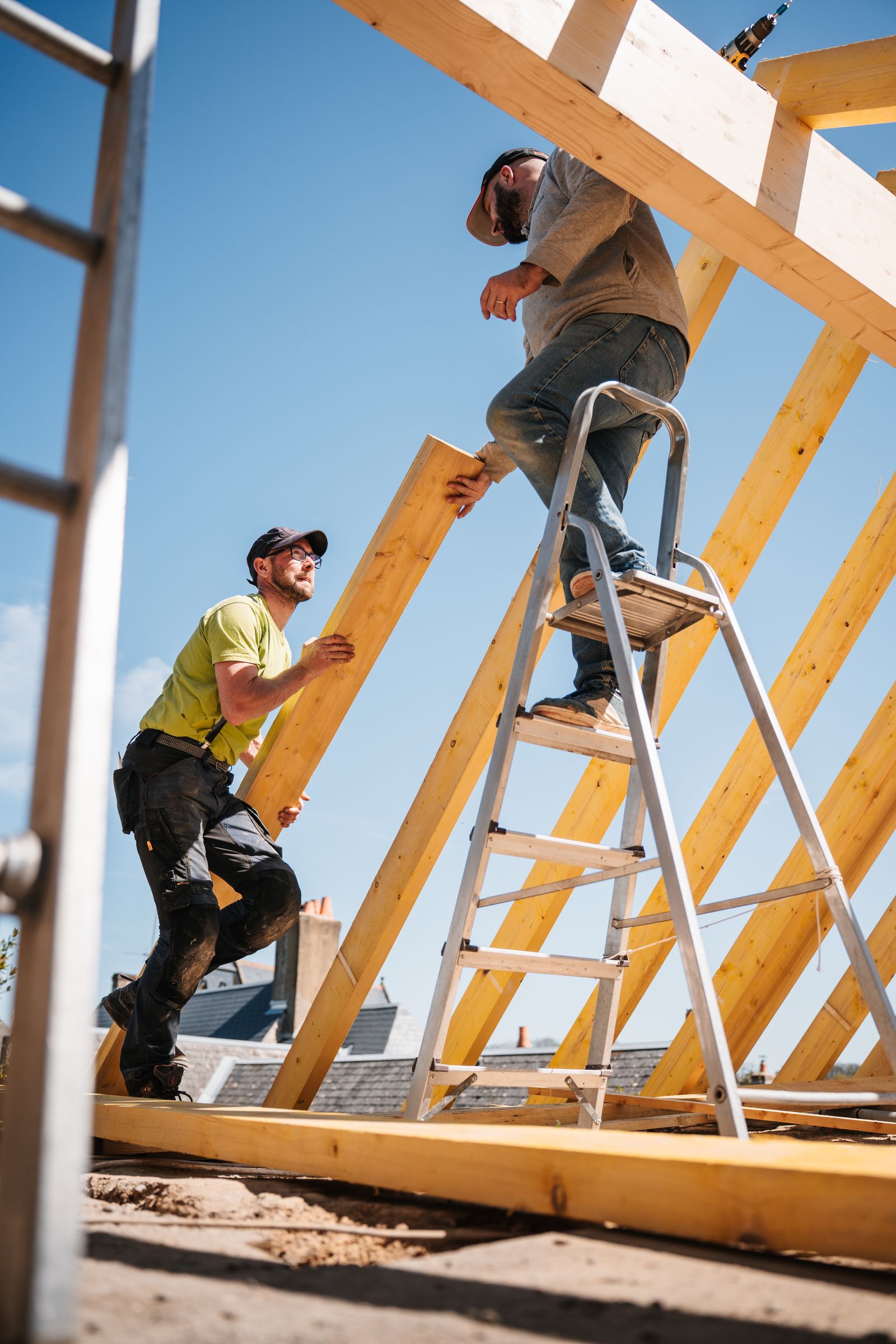 Handwerker-Team von Dachdecker Toni beim Aufbau eines Dachstuhls